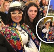 Primiți cu Sorcova? Ozana Barabancea, ușor de confundat cu un păun la sfințirea Catedralei. A strălucit mai tare decât turlele aurite